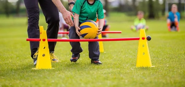 扑克高手的稳定来源（职业牌手的稳健根基）